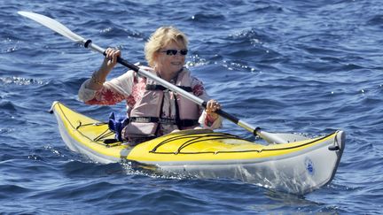 Eva Joly, alors candidate Europe Ecologie-Les Verts &agrave; la pr&eacute;sidentielle, fait du kayak dans les calanques de Marseille (Bouches-du-Rh&ocirc;ne), le 9 septembre 2011. (BORIS HORVAT / AFP)