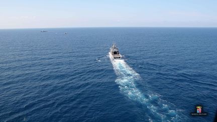 Les gardes-c&ocirc;tes italiens m&egrave;nent une op&eacute;ration de secours en M&eacute;diterran&eacute;e, le 3 mai 2015. (ITALIAN NAVY / ANADOLU AGENCY / AFP)