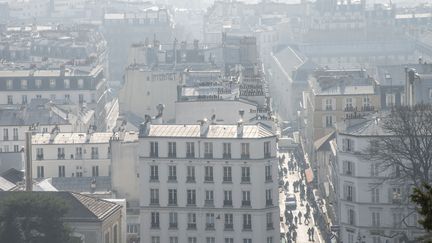 Un nuage de pollution à Paris, le 15 février 2023. (JOAO LUIZ BULCAO / HANS LUCAS / AFP)