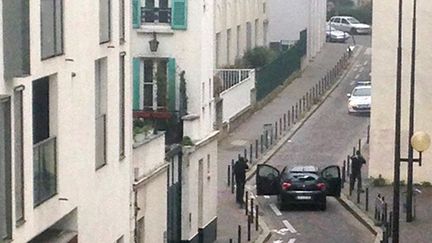 Les hommes qui ont attaqu&eacute; le si&egrave;ge de "Charlie Hebdo", le 7 janvier 2015, &agrave; Paris. (ANNE GELBARD / AFP)