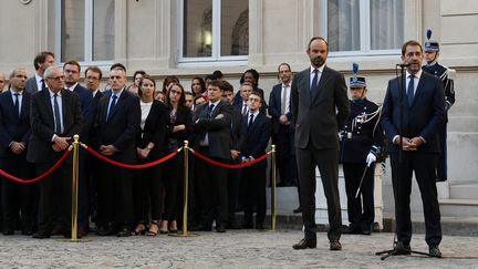 Le ministre de l'Intérieur Christophe Castaner (à droite), lors de la passation de pouvoir avec Edouard Philippe (au centre), mardi 16 octobre 2018. (PHILIPPE LOPEZ / AFP)