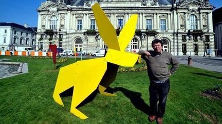 Jean-Claude Mouré dit &quot; Rémou&quot; pose avec une de ses sculptures en mars 2012
 (La Nouvelle République / Jean-François Bignon)