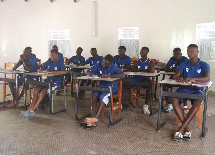 Les jeunes du Dakar Sacré-Coeur, le club partenaire de l'OL, au Sénégal. (GUILLAUME BATTIN / RADIOFRANCE)