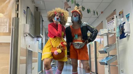 Mistral et Kratère, les deux clowns de l'association Le Rire médecin à l'hôpital Louis-Mourier à Colombes (Hauts-de-Seine) de l'AP-HP. (SALOME MARTIN / RADIO FRANCE)