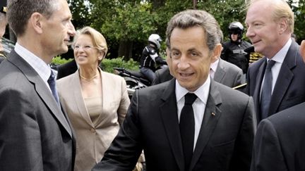 Nicolas Sarkozy avec les ministres de la Justice et de l'Intérieur à Grenoble le 30 juillet 2010. (AFP - Philippe WOJAZER)