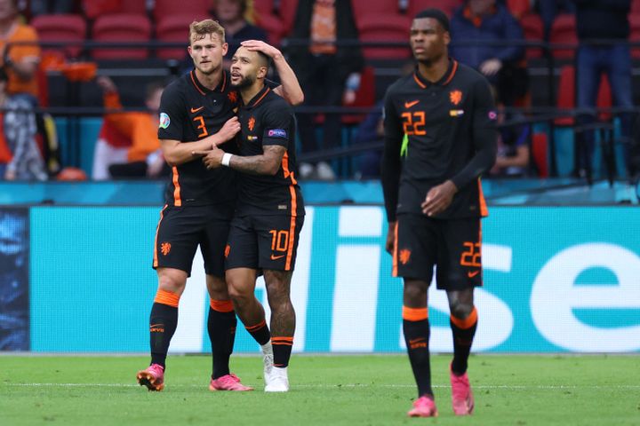 Matthijs de Ligt, Memphis Depay et Denzel Dumfries (de gauche à droite), pendant le match face à la Macédoine du Nord, lundi 21 juin, à Amsterdam. (KENZO TRIBOUILLARD / POOL / AFP)