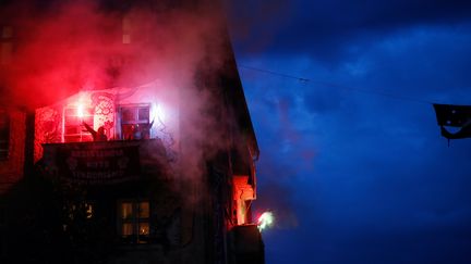 A Berlin (Allemagne), dans le quartier engagé de&nbsp;Friedrichshain, les actions ont commencé dès le 30 avril. Des manifestants ont allumé des fumigènes depuis leurs balcons pour protester contre le confinement, et notamment une règle&nbsp;interdisant les manifestations de plus de 20 personnes pour le 1er-Mai. (ODD ANDERSEN / AFP)