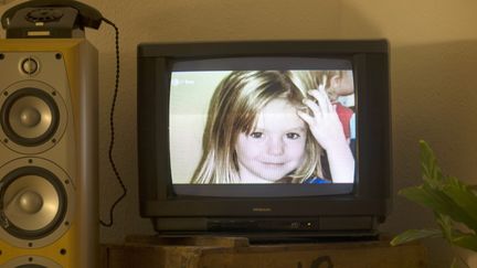 Photographie de la petite Britannique Madeleine McCann, surnommée Maddie, diffusée sur une télévision le 16 octobre 2013 à Berlin (Allemagne). (JOHANNES EISELE / AFP)