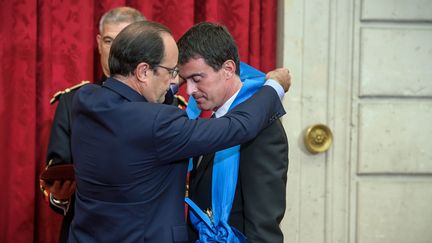 Le pr&eacute;sident de la R&eacute;publique, Fran&ccedil;ois Hollande, lors de la c&eacute;r&eacute;monie de remise de la grand-croix de l'ordre national du M&eacute;rite au Premier ministre, Manuel Valls, au palais de l'Elys&eacute;e, le 22 octobre 2014. (MAXPPP)