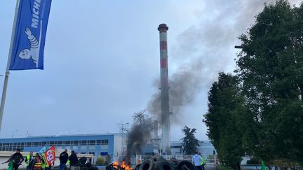 Des pneus en feu devant l'usine Michelin de Cholet après l'annonce de la fermeture de l'usine par le groupe, le 5 novembre 2024. (RAPHAEL EBENSTEIN / FRANCEINFO)