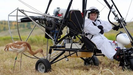 Le pr&eacute;sident russe, Vladimir Poutine, observe une grue depuis un deltaplane &agrave; Yamalo-Nenets (Russie), le 5 septembre 2012. (RIA NOVOSTI / REUTERS)