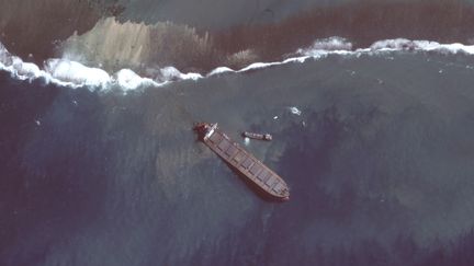 Le "MV Wahashio", échoué au large de l'île Maurice, le 12 août 2020. (HANDOUT / SATELLITE IMAGE ?2020 MAXAR TECH / AFP)