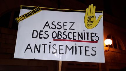 Pancarte brandie lors d'un assemblement contre l'antisémitisme à Besançon (Doubs) le 19 février 2019 (ILLUSTRATION). (ANNE FAUVARQUE / FRANCE-BLEU BESANÇON)