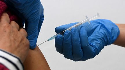 Une vaccination contre le Covid-19 réalisée à&nbsp;Sonthofen, en Allemagne, le 30 novembre 2021. (CHRISTOF STACHE / AFP)