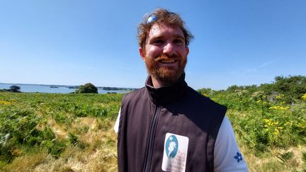 Xavier Legallo, gestionnaire de l'île d'Ilur, dans le golfe du Morbihan. (VALENTIN DUNATE / FRANCEINFO / RADIOFRANCE)