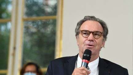 Le président de la région Provence-Alpes-Côte d'Azur, Renaud Muselier, s'exprime après avoir signé l'accord Matignon-régions, à Paris, le 28 septembre 2020. (ALAIN JOCARD / AFP)