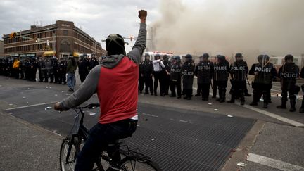 Un manifestant d&eacute;fie la police lors des &eacute;meutes qui ont secou&eacute; Baltimore (Maryland, Etats-Unis), lundi 27 avril 2015. (JIM BOURG / REUTERS)