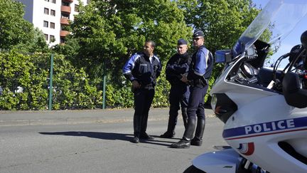 Des policiers en poste devant le domicile de Souad Merah, &agrave; Toulouse (Haute-Garonne), le 22 mai 2014.&nbsp; (PASCAL PAVANI / AFP)