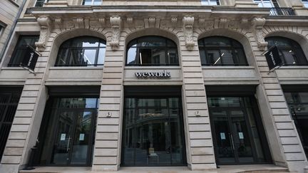 Un immeuble d'espace de "coworking" de l'entreprise WeWork, à Paris, le 10 août 2023. (MOHAMMED BADRA / EPA/ MAXPPP)