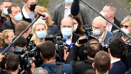 Le ministre de la Justice, Eric Dupond-Moretti (au centre), et le secrétaire d'Etat aux Retraites, Laurent Pietraszewski (à dr., avec l'écharpe), en campagne pour les régionales, le 8 mai 2021, à Loos-en-Gohelle (Pas-de-Calais).&nbsp; (FRANCOIS LO PRESTI / AFP)