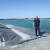 Le président de la Coop de l'eau 79, Thierry Boudaud, devant la retenue "SEV17, le 14 juin 2022 à Mauzé-sur-le-Mignon (Deux-Sèvres). (THOMAS BAIETTO / FRANCEINFO)