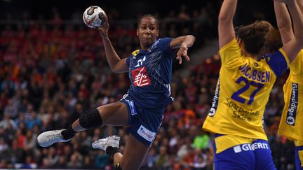 Orlane Kanor, lors de la demi-finale du Mondial de&nbsp;handball, le 25 décembre 2017. (PATRIK STOLLARZ / AFP)