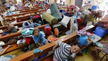 &nbsp; (Des Philippins de zones côtières réfugiés dans une église de Tacloban © MAXPPP)