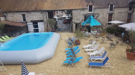 La piscine gonflable de Janvry, dans l'Essonne, en août 2017. (CAPTURE D'ÉCRAN / BLOG CHRISTIAN SCHOETTL)