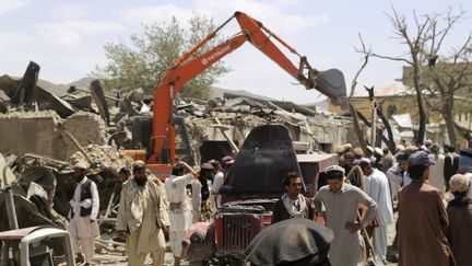 Des villageois autour du site de l'explosion d'une voiture pi&eacute;g&eacute;e, &agrave; Paktika, en Afghanistan, mardi 15 juillet 2014.&nbsp; (REUTERS)