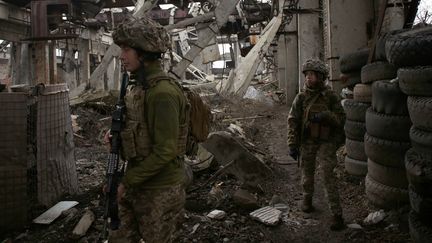 Des soldats ukrainiens qui patrouillent sur la frontière, près de la ville d'Avdeïevka&nbsp;dans l'oblast de&nbsp;Donetsk. (ANATOLII STEPANOV / AFP)