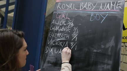 Le tableau d'un pari sur le Royal Baby, photographi&eacute; le 2 mai 2015 &agrave; Londres (Royaume-Uni). (TIM IRELAND / AP / SIPA)