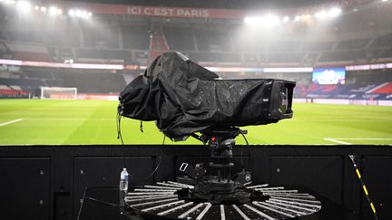 Une caméra du groupe Mediapro lors du match de&nbsp;Ligue 1 entre le Paris Saint-Germain (PSG) et Lyon (OL), le 13 décembre 2020 au Parc des Princes à Paris. (FRANCK FIFE / AFP)