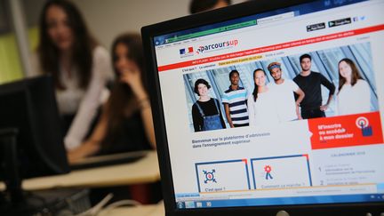 Les élèves consultent la plateforme Parcoursup, pour décider de leurs voeux d'affectation, à Mulhouse, le 23 mai 2018. (MAXPPP)