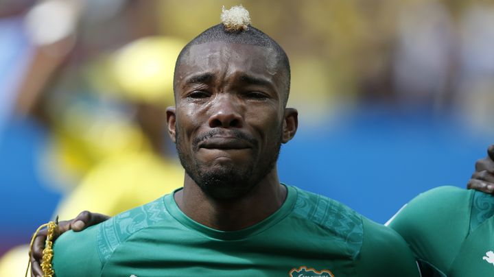 Le milieu de terrain Geoffroy Serey Die &eacute;clate en sanglots lors de la diffusion de l'hymne de la C&ocirc;te d'Ivoire, le 19 juin 2014 &agrave; Brasilia (Br&eacute;sil), avant&nbsp;le match contre la Colombie. (ADRIAN DENNIS / AFP)