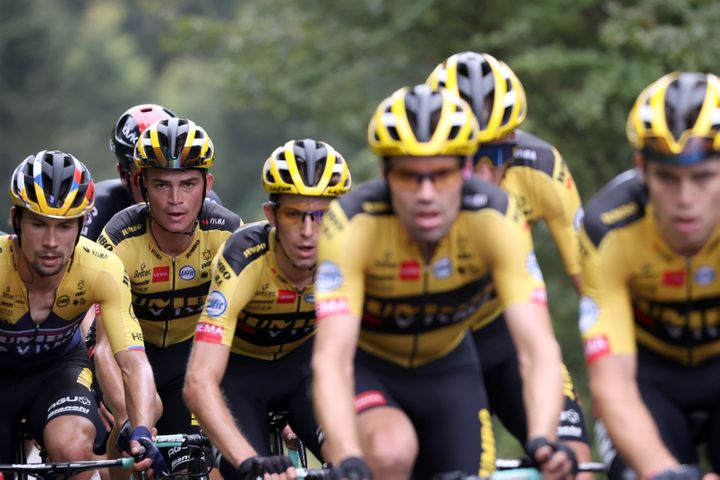 Le train jaune de la Jumbo-Visma en action. (KENZO TRIBOUILLARD / AFP)