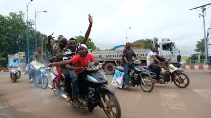 Des jeunes à Bamako, au Mali, avant l'élection présidentielle du dimanche 29 juillet (NATHANAËL CHARBONNIER / FRANCEINFO)