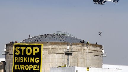  (Action de Greenpeace en 2014 à Fessenheim, la plus vieille centrale nucléaire de France © maxppp)