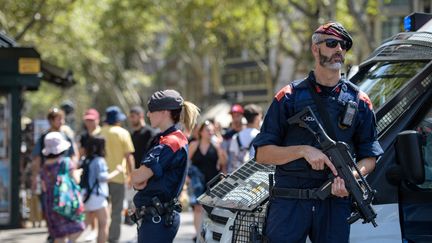 Des policiers sont positionnés sur Les Ramblas de Barcelone (Espagne), le 18 août 2017. (MATTHIAS BALK / DPA / AFP)