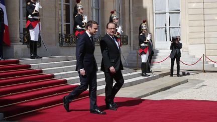 Après un entretien commun d'une heure, Emmanuel Macron raccompagne François Hollande, son aîné de plus de 20 ans, jusqu'à sa voiture. (CHRISTOPHE ENA/AP/SIPA)