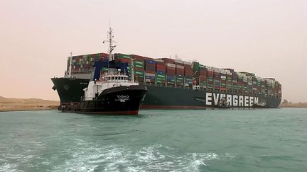 Le porte-conteneurs taïwanais de 400&nbsp;mètres de long qui s'est échoué dans le canal de Suez (Egypte) le 24 mars 2021, bloquant le trafic commercial. (- / SUEZ CANAL)