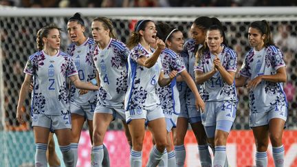 Les Espagnoles célébrant le deuxième but d'Aitana Bonmati (au centre) lors du huitième de finale de Coupe du monde face à la Suisse, le 5 août 2023. (SAEED KHAN / AFP)