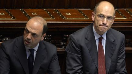 Le vice-Premier ministre italien Angelino Alfano, membre du PDL (&agrave; gauche) et le Premier ministre Enrico Letta (&agrave; droite), le 29 avril 2013 &agrave; l'Assembl&eacute;e nationale. Le premier a quitt&eacute; le gouvernement, samedi 28 septembre 2013. (ANDREAS SOLARO / AFP)