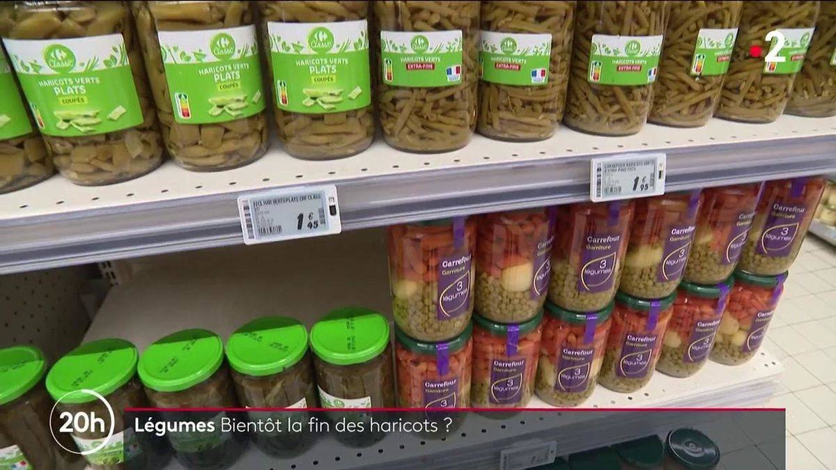 Les légumes en conserve dans un supermarché d'allée Photo Stock