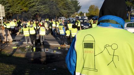 Ce manifestant dénonce de manière désespérée la hausse du prix des carburants, le 25 novembre 2018 à Carcassonne (Aude). (MAXPPP)