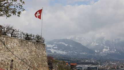 Le drapeau suisse flotte à Lavaux, le 2 avril 2022. (MATHIEU THOMASSET / HANS LUCAS VIA AFP)