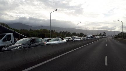 Mobilisation des "gilets jaunes" à La Réunion. Embouteillage dans la région de Saint-Denis, le 26 novembre 2018. (BENJAMIN MATHIEU / FRANCE-INFO)