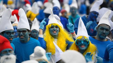 Environ 3 500 Schtroumfs, selon organisateurs du carnaval de Landerneau&nbsp;se sont rassemblés samedi 7 mars 2020&nbsp;sur le parking de Saint-Ernel de cette commune du Finistère, en Bretagne. (DAMIEN MEYER / AFP)