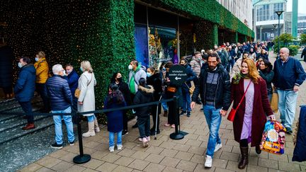 Des habitants de Rotterdam (Pays-Bas) font leurs courses pour les fêtes de fin d'année, le 18 décembre 2021 (MARCO DE SWART / ANP)