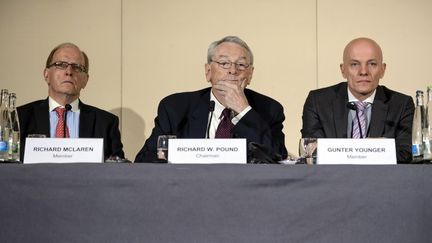 Fin 2015, Richard McLaren (ici avec Richard Pound et Guenter Younger) membre de la Commission indépendante de l'Agence mondiale antidopage (FABRICE COFFRINI / AFP)