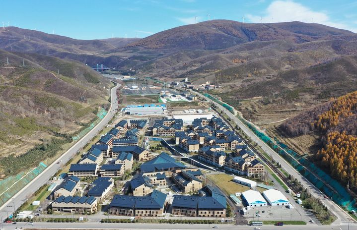 Photo aérienne du village olympique d'hiver du district de Chongli dans la ville de Zhangjiakou, dans la province du Hebei (nord de la Chine), construit pour accueillir les Jeux olympiques d'hiver de Pékin 2022 (YANG SHIYAO / XINHUA)